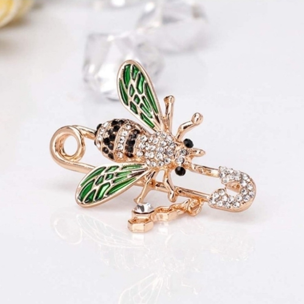 NEW Crystal Bumble Bee Safety Pin Lapel Brooch Gold Tone Rhinstones Enamel Cute